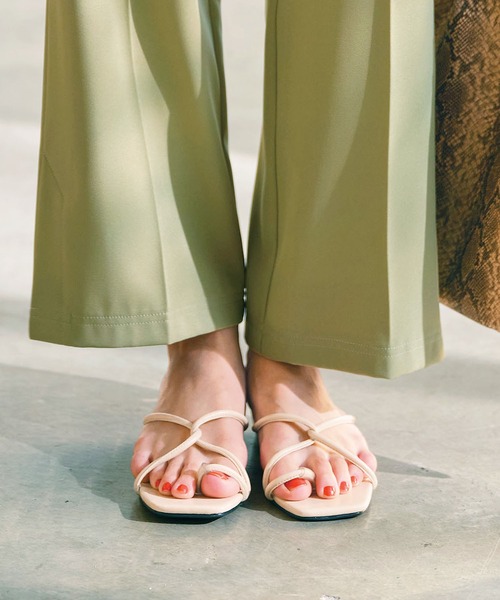 GeeRA（ジーラ）の「サムストラップクロスラインサンダル（サンダル・レディース・スモークピンク/アイボリー/ブラック/パイソン/グリーン・X-LARGE/SMALL/LARGE/MEDIUM）」の2枚目の写真