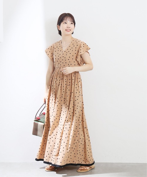 La TOTALITE（ラトータリテ）の「《追加》ドットフリルスリーブVネックワンピース【手洗い可能◆（ワンピース・レディース・ブラック/ベージュ・38/36）」の3枚目の写真