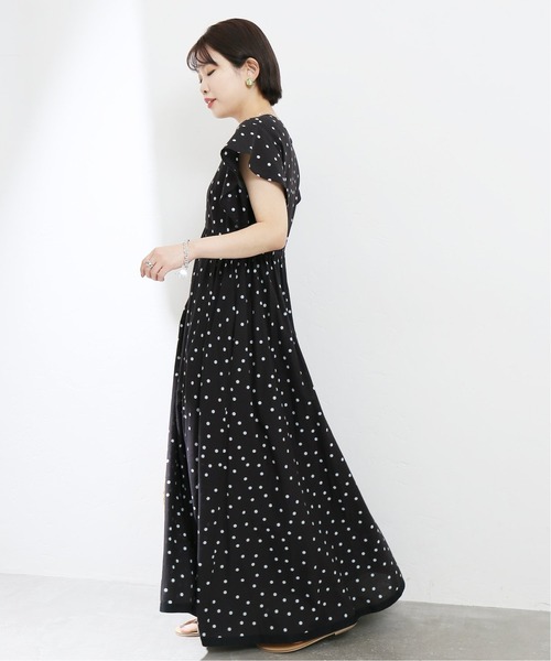La TOTALITE（ラトータリテ）の「《追加》ドットフリルスリーブVネックワンピース【手洗い可能◆（ワンピース・レディース・ブラック/ベージュ・38/36）」の5枚目の写真