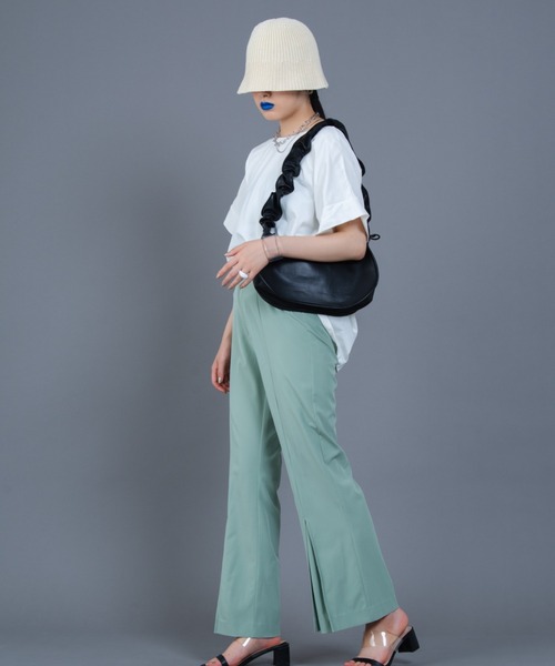 Solace（ソレイス）の「センタータックセミフレアパンツ（スラックス・レディース・ブラック/ライトグリーン/ライトブルー・FREE）」の3枚目の写真