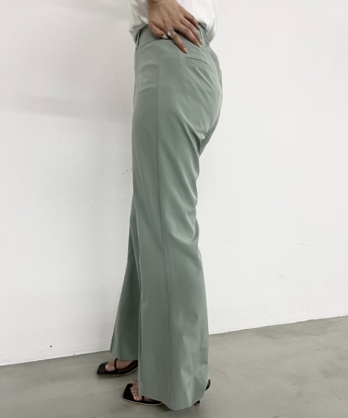 Solace（ソレイス）の「センタータックセミフレアパンツ（スラックス・レディース・ブラック/ライトグリーン/ライトブルー・FREE）」の6枚目の写真