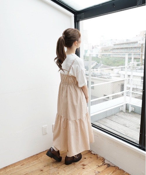 earth music&ecology by たかあしあかり（アースミュージックアンドエコロジーバイタカアシアカリ）の「【ZOZO限定】たかあしあかり★ギンガムキャミワンピ+TシャツSET ＊（ワンピース・レディース・ベージュ/グレー・FREE）」の11枚目の写真
