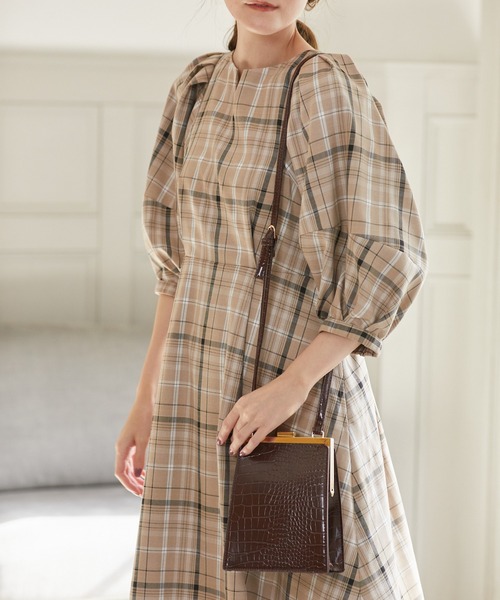 Rewde（ルゥデ）の「スクエアロックショルダーバッグ（1R18-BA0516）（ショルダーバッグ・レディース・ブラック/ブラウン/ベージュ/モカ・FREE）」の3枚目の写真