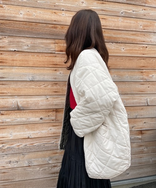 Chiaro（キアロ）の「中綿リバーシブルキルティングミドルコート（ノーカラージャケット・レディース・アイボリー/ブラック/カーキ・FREE）」の9枚目の写真