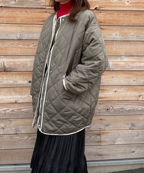 Chiaro（キアロ）の「中綿リバーシブルキルティングミドルコート（ノーカラージャケット・レディース・アイボリー/ブラック/カーキ・FREE）」の12枚目の写真