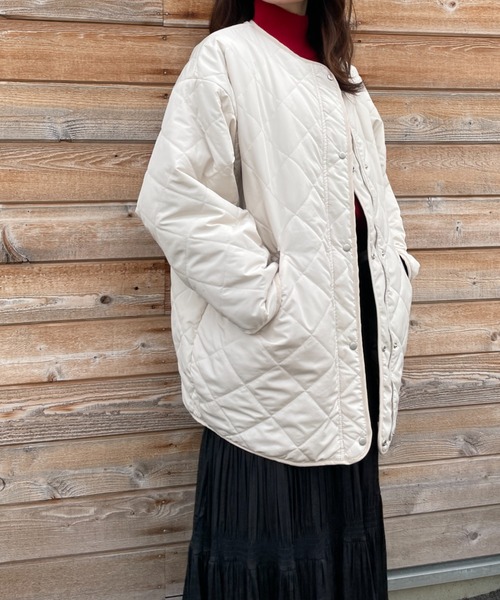 Chiaro（キアロ）の「中綿リバーシブルキルティングミドルコート（ノーカラージャケット・レディース・アイボリー/ブラック/カーキ・FREE）」の4枚目の写真