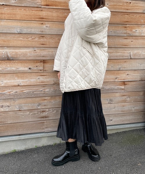 Chiaro（キアロ）の「中綿リバーシブルキルティングミドルコート（ノーカラージャケット・レディース・アイボリー/ブラック/カーキ・FREE）」の6枚目の写真