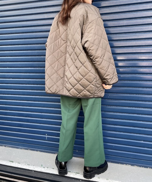 Chiaro（キアロ）の「中綿リバーシブルキルティングミドルコート（ノーカラージャケット・レディース・アイボリー/ブラック/カーキ・FREE）」の14枚目の写真