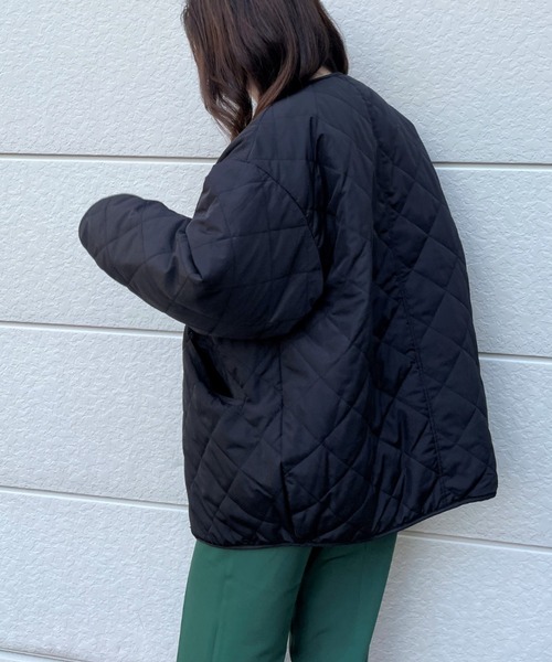 Chiaro（キアロ）の「中綿リバーシブルキルティングミドルコート（ノーカラージャケット・レディース・アイボリー/ブラック/カーキ・FREE）」の21枚目の写真