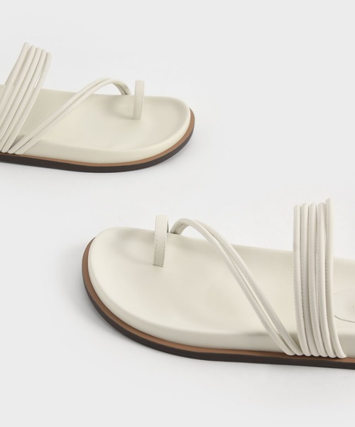 CHARLES & KEITH(チャールズ & キース)の「トウループ ストラッピーフラットサンダル / Toe Loop Strappy Flat Sandals(サンダル・レディース・ブラック/オフホワイト/ライム・22.5cm/23cm/23.5cm/24.5cm/25cm/25.5cm)」の9枚目の写真