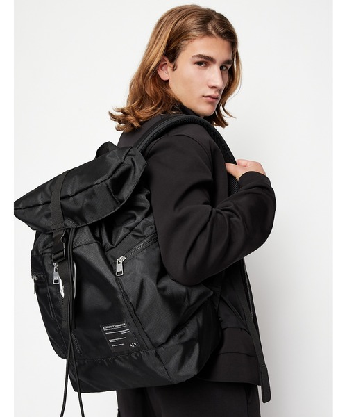 ARMANI EXCHANGE（アルマーニエクスチェンジ）の「【A|X アルマーニ エクスチェンジ】AXロゴパッチ　シングルベルトフラップ　バックパック（バックパック/リュック・メンズ・ブラック/マルチ・FREE）」の2枚目の写真