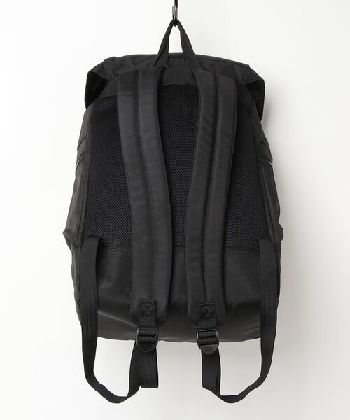ARMANI EXCHANGE（アルマーニエクスチェンジ）の「【A|X アルマーニ エクスチェンジ】AXロゴパッチ　シングルベルトフラップ　バックパック（バックパック/リュック・メンズ・ブラック/マルチ・FREE）」の9枚目の写真