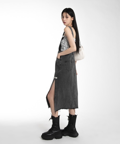 FOLLOWIN（フォロウィン）の「サスペンダーサイドスリットオーバーオールワンピース（ワンピース・レディース・ブルー/ブラック・FREE）」の4枚目の写真
