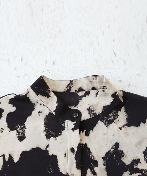 antiqua（アンティカ）の「水彩柄ワイドシャツ（シャツ/ブラウス・レディース・ブラック/ベージュ系その他・FREE）」の21枚目の写真