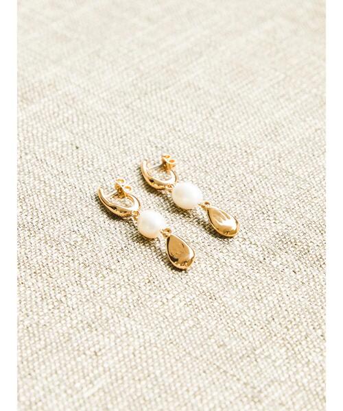 AMERICAN HOLIC（アメリカンホリック）の「変形メタル&ウォーターパールピアス（ピアス（両耳用）・レディース・ゴールド・FREE）」の3枚目の写真