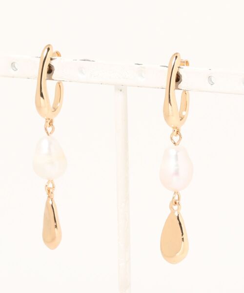 AMERICAN HOLIC（アメリカンホリック）の「変形メタル&ウォーターパールピアス（ピアス（両耳用）・レディース・ゴールド・FREE）」の2枚目の写真