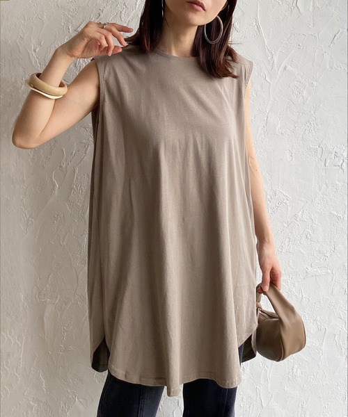 She's Closet（シーズクローゼット）の「肩タックノースリーブロング丈Tシャツチュニック（Tシャツ/カットソー・レディース・ブラック/グレイッシュベージュ/グリーン/ホワイト/モカ/チャコール/ダークパープル/グリーン系その他/ワインレッド/ネイビー/グレー系その他・FREE）」の6枚目の写真