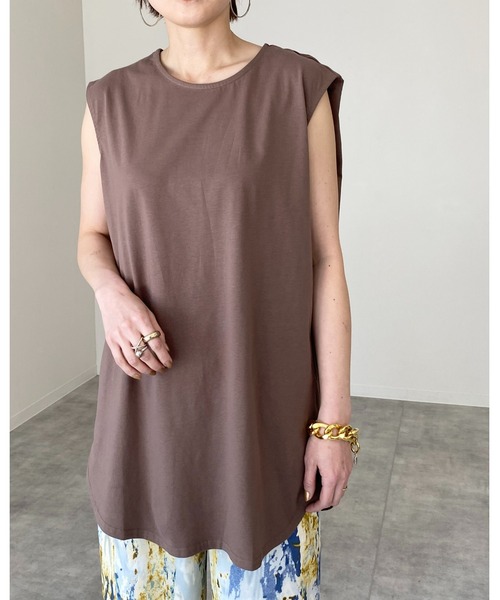 She's Closet（シーズクローゼット）の「肩タックノースリーブロング丈Tシャツチュニック（Tシャツ/カットソー・レディース・ブラック/グレイッシュベージュ/グリーン/ホワイト/モカ/チャコール/ダークパープル/グリーン系その他/ワインレッド/ネイビー/グレー系その他・FREE）」の5枚目の写真