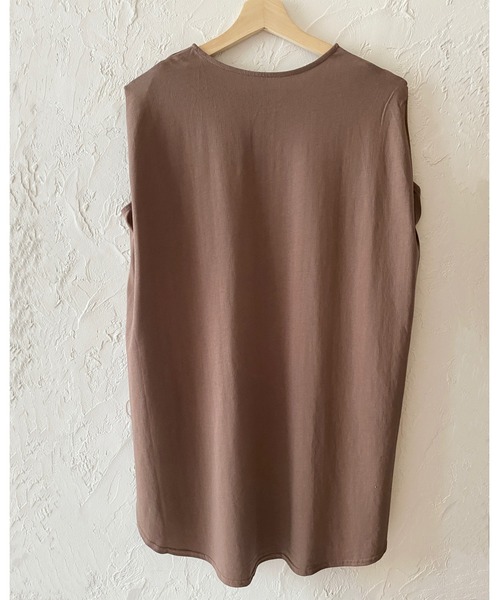 She's Closet（シーズクローゼット）の「肩タックノースリーブロング丈Tシャツチュニック（Tシャツ/カットソー・レディース・ブラック/グレイッシュベージュ/グリーン/ホワイト/モカ/チャコール/ダークパープル/グリーン系その他/ワインレッド/ネイビー/グレー系その他・FREE）」の22枚目の写真