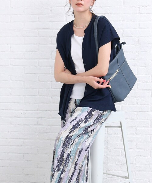 SHOO・LA・RUE(シューラルー)の「◆バンドカラー前開きシャツ(シャツ/ブラウス・レディース・ダークグリーン/ネイビー/オフホワイト/オリーブ/ダークオレンジ/パープル系4・00)」の4枚目の写真