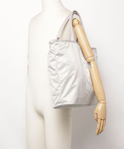 UNDER ARMOUR(アンダーアーマー)の「UAジップ トートバッグ グラフィック(トレーニング/レディース)(トートバッグ・レディース・ブラック/ストーン・ONESIZE)」の3枚目の写真