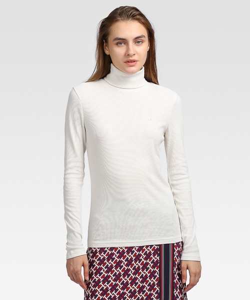 TOMMY HILFIGER(トミーヒルフィガー)の「スリムモデルリブタートルネックプルオーバー(Tシャツ/カットソー・レディース・ホワイト/マルチ・SMALL/MEDIUM/X-SMALL)」の2枚目の写真