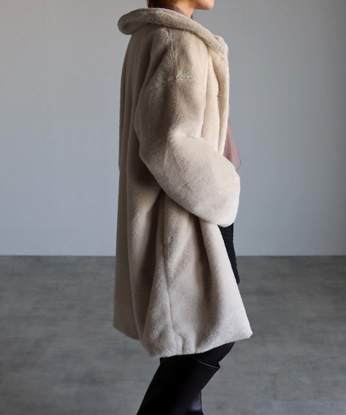 Yucca(ユッカ)の「エコファーステンカラーコート(ステンカラーコート・レディース・ブラック/クリーム・MEDIUM/LARGE)」の3枚目の写真