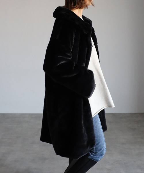 Yucca(ユッカ)の「エコファーステンカラーコート(ステンカラーコート・レディース・ブラック/クリーム・MEDIUM/LARGE)」の13枚目の写真