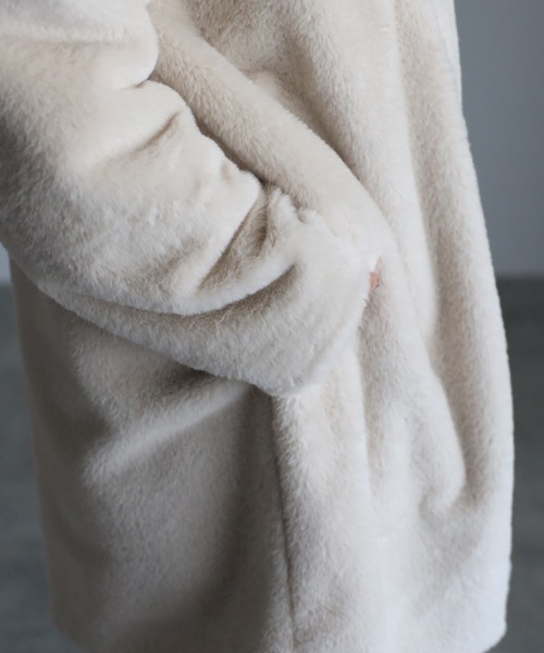 Yucca(ユッカ)の「エコファーステンカラーコート(ステンカラーコート・レディース・ブラック/クリーム・MEDIUM/LARGE)」の11枚目の写真