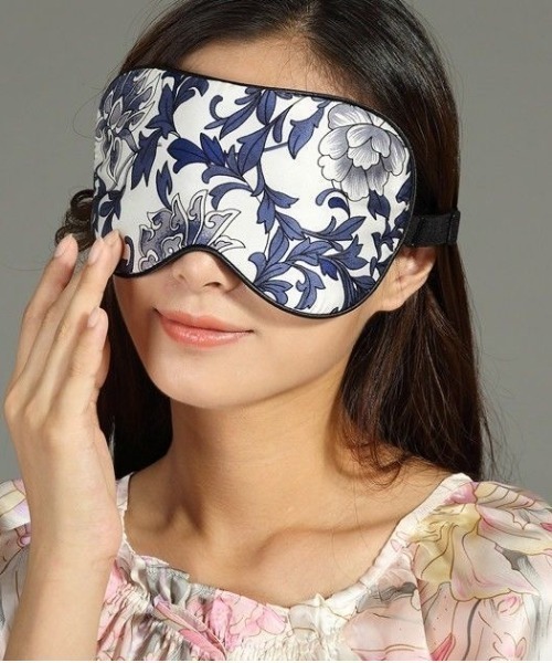 Coo+i（クーイ）の「バンド調節可能大判シルクアイマスク（その他ルームウェア・レディース・ラベンダー/ピンク/シルバー/ブラック/モカ/ターコイズブルー/ブルー/ネイビー/ネイビー×ホワイト・FREE）」の7枚目の写真