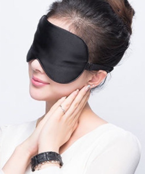 Coo+i（クーイ）の「バンド調節可能大判シルクアイマスク（その他ルームウェア・レディース・ラベンダー/ピンク/シルバー/ブラック/モカ/ターコイズブルー/ブルー/ネイビー/ネイビー×ホワイト・FREE）」の2枚目の写真