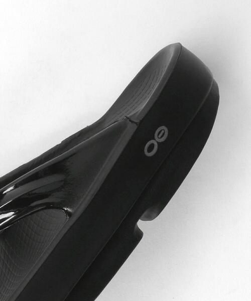 OOFOS(ウーフォス)の「【WEB限定】<OOFOS> OOlala サンダル(サンダル・レディース・その他1/ホワイト/ブラック・25(M6/W8)/23(M4/W6)/24(M5/W7))」の15枚目の写真