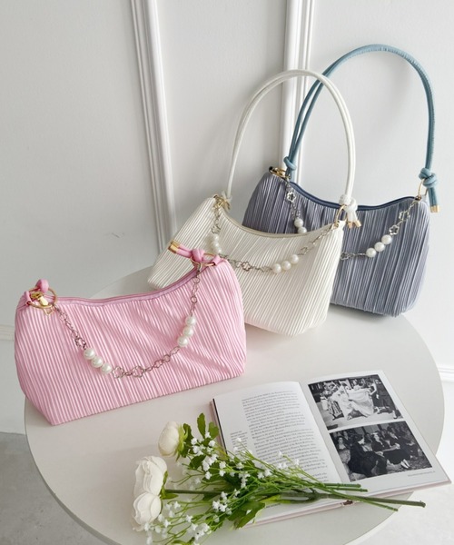 Loueme(ルエム)の「フラワー&パールチェーンプリーツショルダーバッグ(ショルダーバッグ・レディース・ホワイト/ピンク/シルバー・FREE)」の1枚目の写真