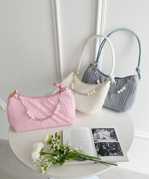 Loueme(ルエム)の「フラワー&パールチェーンプリーツショルダーバッグ(ショルダーバッグ・レディース・ホワイト/ピンク/シルバー・FREE)」の5枚目の写真