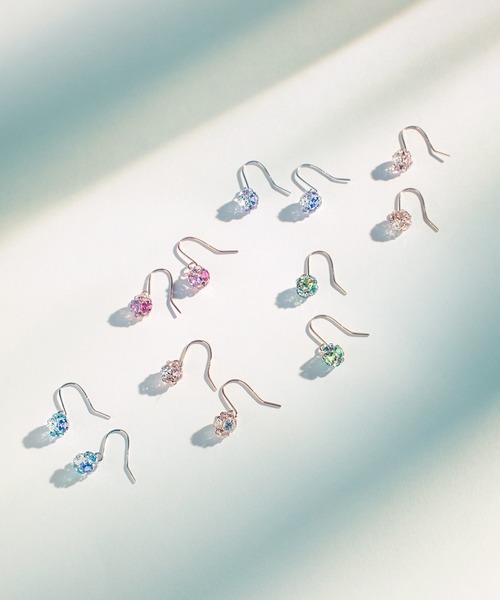 BLOOM(ブルーム)の「K10 ホワイトゴールド キュービックジルコニア フック ピアス BLOOM/ブルーム(ピアス(両耳用)・レディース・ホワイトゴールド・-)」の4枚目の写真