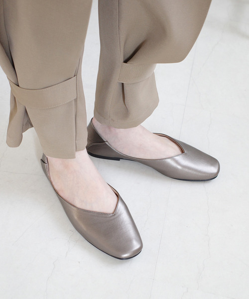 AmiAmi（アミアミ）の「【2026SS再販】軽量スクエアトゥVカットフラットパンプス（パンプス・レディース・ブラック/シルバー/アイボリー/グレイッシュベージュ/シャンパン/ブラック系その他/ブロンズ/ベージュ系その他2/ベージュ系その他3/ベージュ系その他/シルバー系その他/ブラック系その他2/ブラック系その他3/ブラック系その他4/ゴールド系その他/その他/ブラック系その他6/ブラック系その他5・40/38/39/35/36/37/41）」の18枚目の写真