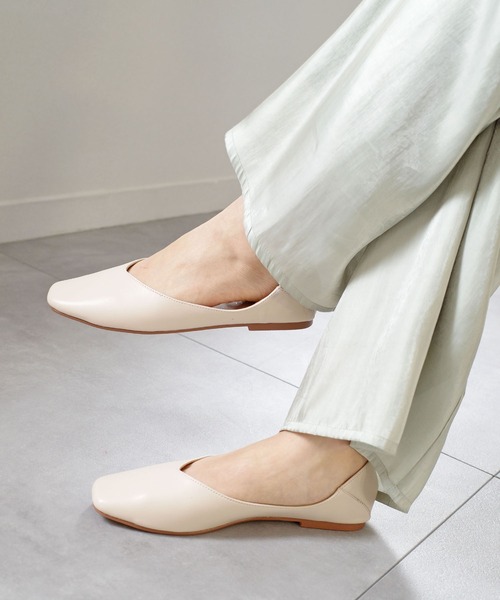 AmiAmi（アミアミ）の「【2026SS再販】軽量スクエアトゥVカットフラットパンプス（パンプス・レディース・ブラック/シルバー/アイボリー/グレイッシュベージュ/シャンパン/ブラック系その他/ブロンズ/ベージュ系その他2/ベージュ系その他3/ベージュ系その他/シルバー系その他/ブラック系その他2/ブラック系その他3/ブラック系その他4/ゴールド系その他/その他/ブラック系その他6/ブラック系その他5・40/38/39/35/36/37/41）」の2枚目の写真