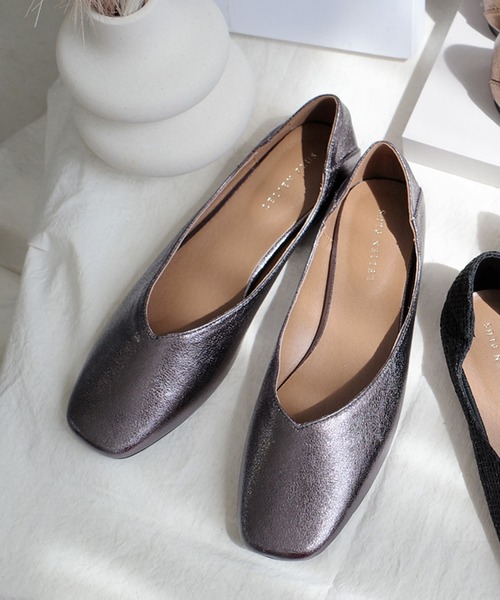 AmiAmi（アミアミ）の「【2026SS再販】軽量スクエアトゥVカットフラットパンプス（パンプス・レディース・ブラック/シルバー/アイボリー/グレイッシュベージュ/シャンパン/ブラック系その他/ブロンズ/ベージュ系その他2/ベージュ系その他3/ベージュ系その他/シルバー系その他/ブラック系その他2/ブラック系その他3/ブラック系その他4/ゴールド系その他/その他/ブラック系その他6/ブラック系その他5・40/38/39/35/36/37/41）」の17枚目の写真