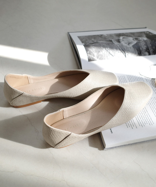 AmiAmi（アミアミ）の「【2026SS再販】軽量スクエアトゥVカットフラットパンプス（パンプス・レディース・ブラック/シルバー/アイボリー/グレイッシュベージュ/シャンパン/ブラック系その他/ブロンズ/ベージュ系その他2/ベージュ系その他3/ベージュ系その他/シルバー系その他/ブラック系その他2/ブラック系その他3/ブラック系その他4/ゴールド系その他/その他/ブラック系その他6/ブラック系その他5・40/38/39/35/36/37/41）」の12枚目の写真