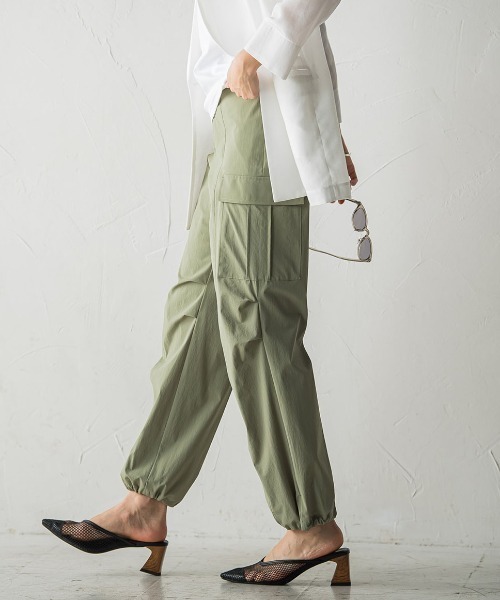 MAYSON GREY(メイソングレイ)の「カーゴパラシュートパンツ(カーゴパンツ・レディース・ブラック/カーキ/イエロー・S/M/XS)」の3枚目の写真