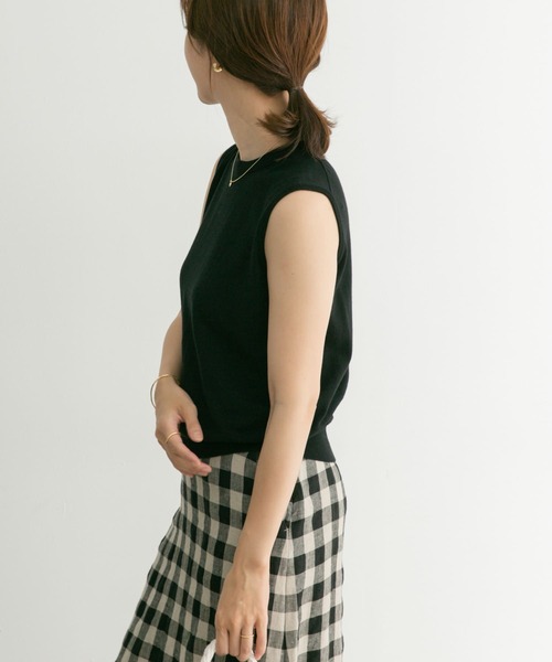 URBAN RESEARCH DOORS（アーバンリサーチドアーズ）の「ハイツイストコットンノースリーブKNIT（ニット/セーター・レディース・ブラック/ブラウン/ブルー・MEDIUM）」の17枚目の写真