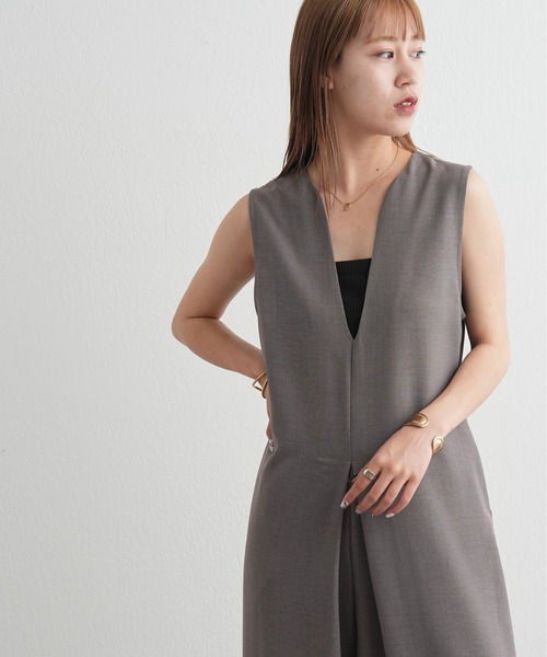 COLONY 2139（コロニートゥーワンスリーナイン）の「WEB限定 / リネンライクVネックサロペット（サロペット/オーバーオール・レディース・カーキ/ブラック・FREE）」の2枚目の写真