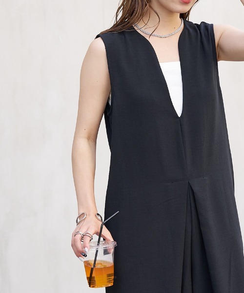 COLONY 2139（コロニートゥーワンスリーナイン）の「WEB限定 / リネンライクVネックサロペット（サロペット/オーバーオール・レディース・カーキ/ブラック・FREE）」の5枚目の写真