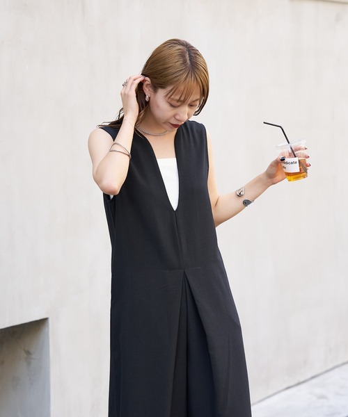 COLONY 2139（コロニートゥーワンスリーナイン）の「WEB限定 / リネンライクVネックサロペット（サロペット/オーバーオール・レディース・カーキ/ブラック・FREE）」の7枚目の写真