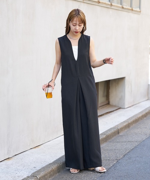 COLONY 2139（コロニートゥーワンスリーナイン）の「WEB限定 / リネンライクVネックサロペット（サロペット/オーバーオール・レディース・カーキ/ブラック・FREE）」の10枚目の写真