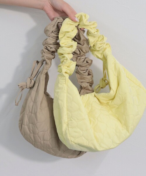 fredy emue(フレディエミュ)の「オニオンパンチングアジャストショルダーバッグ(ショルダーバッグ・レディース・ブラック/ライトイエロー/ベージュ/ホワイト・FREE)」の7枚目の写真