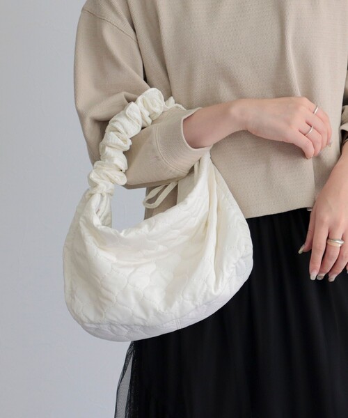 fredy emue(フレディエミュ)の「オニオンパンチングアジャストショルダーバッグ(ショルダーバッグ・レディース・ブラック/ライトイエロー/ベージュ/ホワイト・FREE)」の8枚目の写真