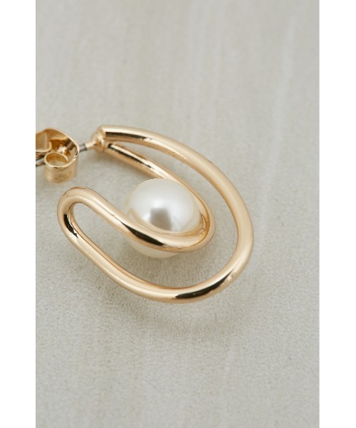 AZUL by moussy（アズールバイマウジー）の「ニュアンスパールピアス（ピアス（両耳用）・レディース・ゴールド系その他/シルバー・FREE）」の6枚目の写真