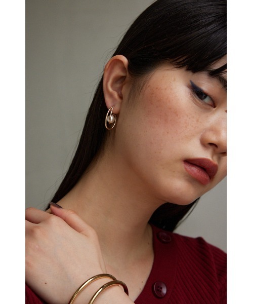 AZUL by moussy（アズールバイマウジー）の「ニュアンスパールピアス（ピアス（両耳用）・レディース・ゴールド系その他/シルバー・FREE）」の8枚目の写真