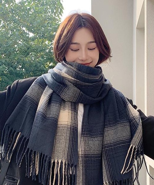 meJane（ミージェーン）の「マドラスチェック大判ストール（ストール/ショール・レディース・ネイビー系/ブラウン系・FREE）」の4枚目の写真